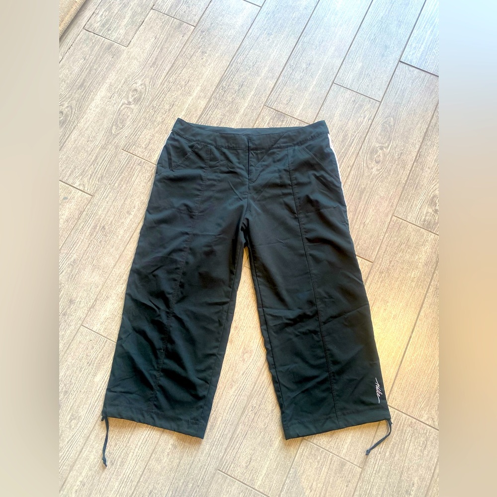Women Nike Versatile Pant. Button top, pockets, Capri length. Size M